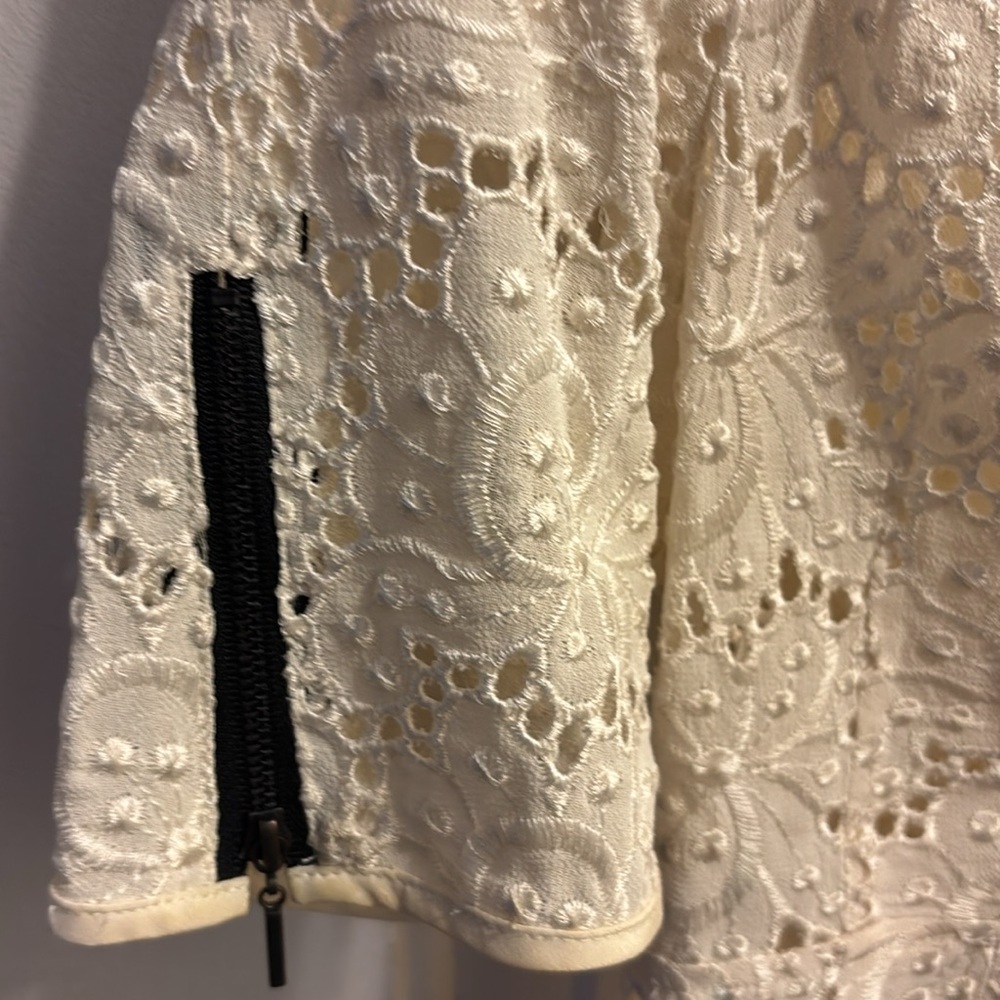 Elegant Cream Lace Top - Picture 2 of 4